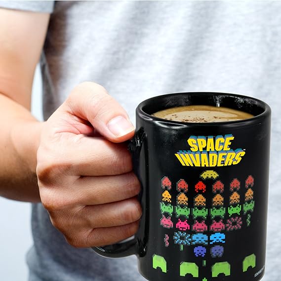 Mug thermo réactif Space Invaders en main