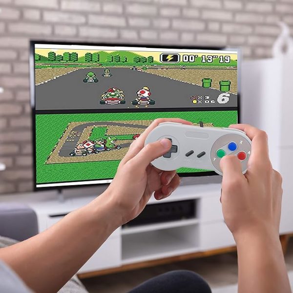 TRIXES Manette SNES couleur grise sur télé plate grand écran